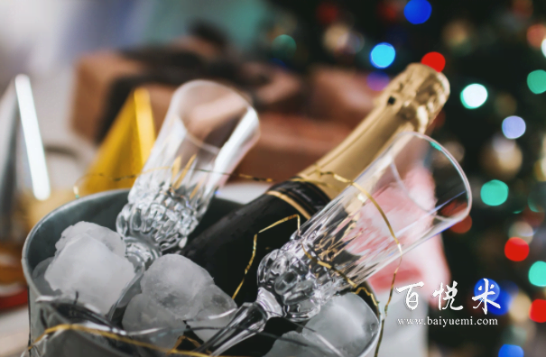 去西餐廳時,桌上的紅酒為什么要斜著放?原來是因為這樣